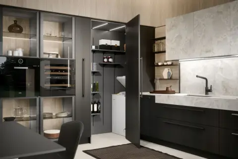 Un moderno angolo cucina con elettrodomestici integrati, una dispensa aperta e finiture eleganti.