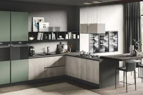 Elegante cucina due colori con ante verdi e finitura legno, isola con sgabelli e vista su un giardino lussureggiante.