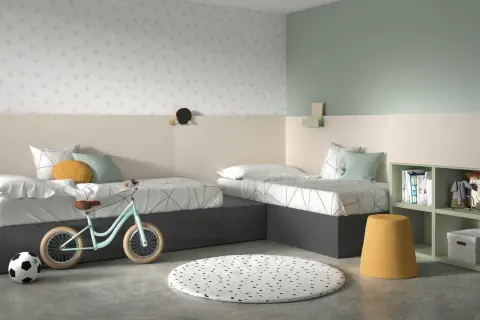 Soluzione cameretta piccola 2 letti: due letti singoli con contenitore, bici, pallone e libreria.
