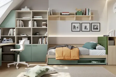Soluzione moderna per arredare cameretta: letto con contenitore, scrivania, libreria e armadi verdi menta.