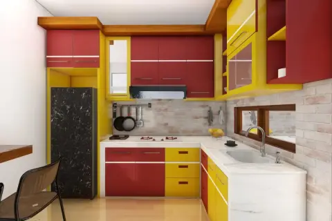 Cucina gialla e rossa con elettrodomestici moderni, piano di lavoro in marmo e un frigorifero nero con venature.