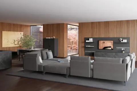 Un moderno soggiorno con un tavolo e divano vicini, pareti in legno e un giardino interno.
