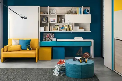 Camera ragazzo 14 anni: divano giallo, scrivania blu, libreria con oggetti sportivi e una lavagna con la scritta "Follow your instincts".