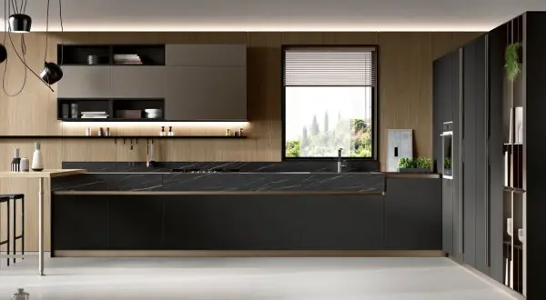 Cucina moderna con pensili in legno, piano in marmo nero e una grande finestra che si affaccia su un paesaggio verdeggiante.