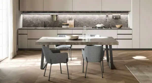Tavolo moderno con piano in marmo e sedie grigie, ideale per un pranzo conviviale. Le dimensioni del tavolo sono perfette per 6 persone.