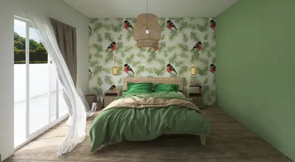 Camera da letto con carta da parati a tema uccelli e pigne. Lenzuola verde oliva e coperta color sabbia. Tende bianche svolazzanti.