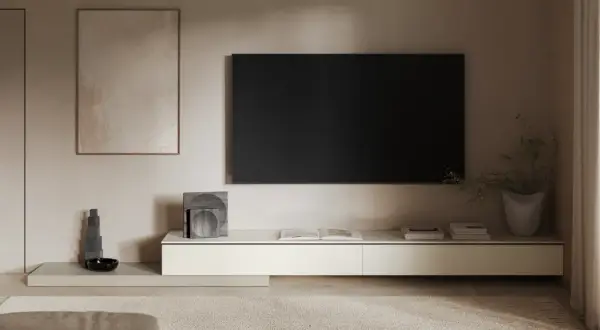 Parete attrezzata moderna con TV a schermo piatto, quadri astratti e complementi d'arredo minimalisti. Idee per arredare parete tv con stile.