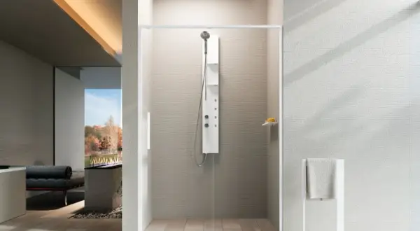 Doccia moderna con pannello idromassaggio e soffione a pioggia. Un esempio di idee doccia bagno per un ambiente rilassante.
