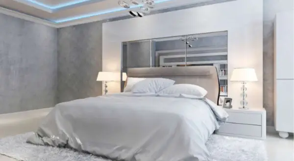Testata letto moderna con pannelli in cartongesso e specchi, perfetta per idee camera da letto eleganti.