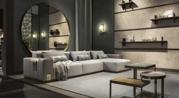 Moderne soluzioni parete dietro divano: un grande specchio rotondo e mensole minimaliste creano un ambiente elegante.