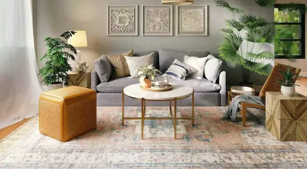 Un tavolino rotondo in marmo con vassoio decorativo, ideale per idee su cosa mettere sul tavolino del salotto.