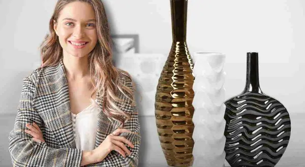 Donna sorridente con giacca a quadri accanto a vasi decorativi: idee per riempire vasi di vetro alti con stile moderno.