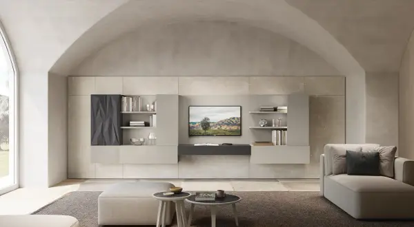 Soggiorno moderno con parete attrezzata in un elegante colore taupe abbinamento. Divani e pouf in tonalità neutre creano un'atmosfera rilassante.