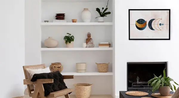 Idee per cosa mettere sulle mensole in camera da letto: vasi, piante, libri e decorazioni in stile boho chic.