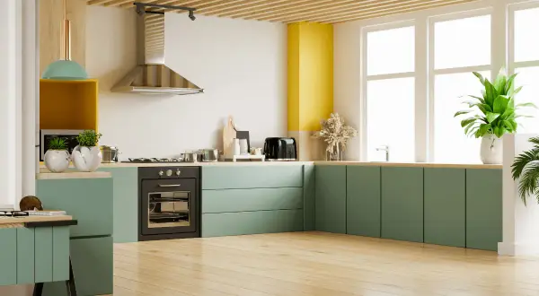Cucina moderna con **pareti cucina verde oliva**, piano in legno e dettagli gialli.