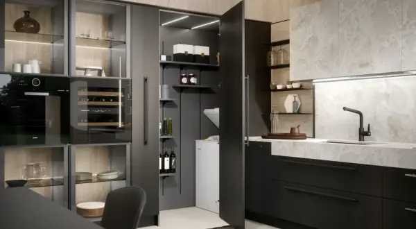 Un moderno angolo cucina con elettrodomestici integrati, una dispensa aperta e finiture eleganti.