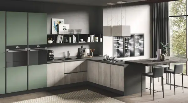 Elegante cucina due colori con ante verdi e finitura legno, isola con sgabelli e vista su un giardino lussureggiante.