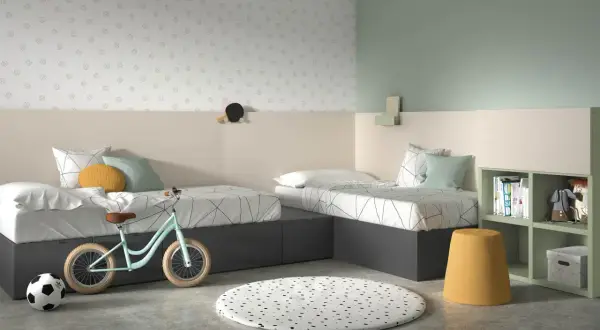 Soluzione cameretta piccola 2 letti: due letti singoli con contenitore, bici, pallone e libreria.