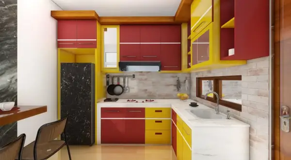 Cucina gialla e rossa con elettrodomestici moderni, piano di lavoro in marmo e un frigorifero nero con venature.