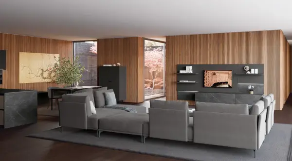 Un moderno soggiorno con un tavolo e divano vicini, pareti in legno e un giardino interno.