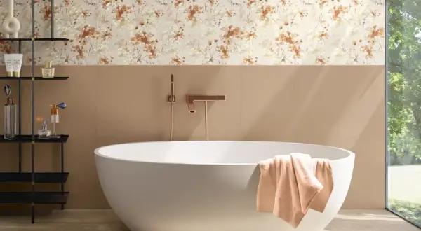 Bagno moderno con vasca freestanding e pareti decorate con eleganti maioliche floreali. Un'oasi di relax con idee bagno con maioliche.
