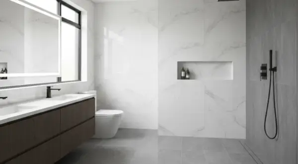 Bagni moderni con doccia a pavimento, doppio lavabo, specchio illuminato e nicchia portaoggetti.