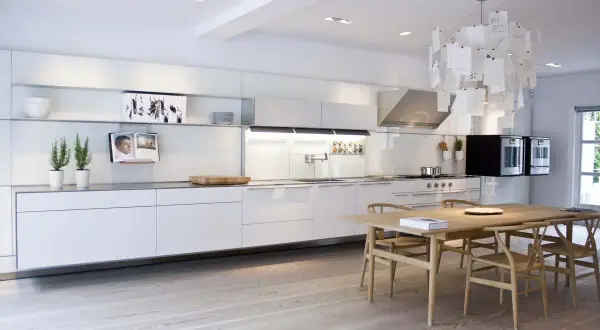 Cucina moderna e minimalista, con mobili bianchi lineari e un tavolo in legno. Un esempio di come progettare una cucina funzionale ed elegante.