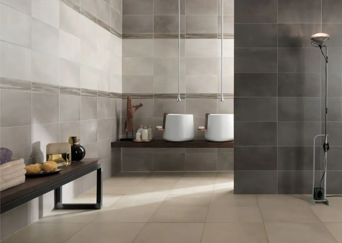 Moderne idee bagno con gres porcellanato effetto pietra. Due lavabi sospesi, un mobile con profumi e asciugamani.