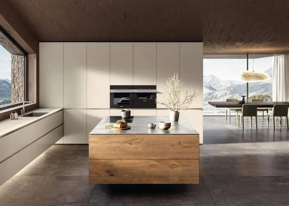 Elegante cucina bianca e legno naturale con isola centrale. Ampia finestra con vista panoramica sulle montagne.