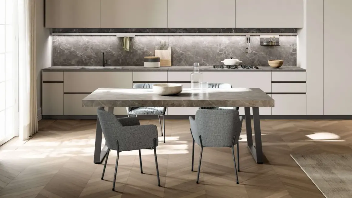 Tavolo moderno con piano in marmo e sedie grigie, ideale per un pranzo conviviale. Le dimensioni del tavolo sono perfette per 6 persone.