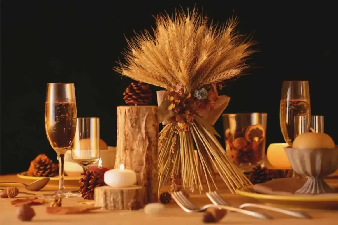 Un bouquet di spighe e fiori secchi, candele e bicchieri di champagne: idee originali centrotavola fai da te per un'atmosfera calda e autunnale.