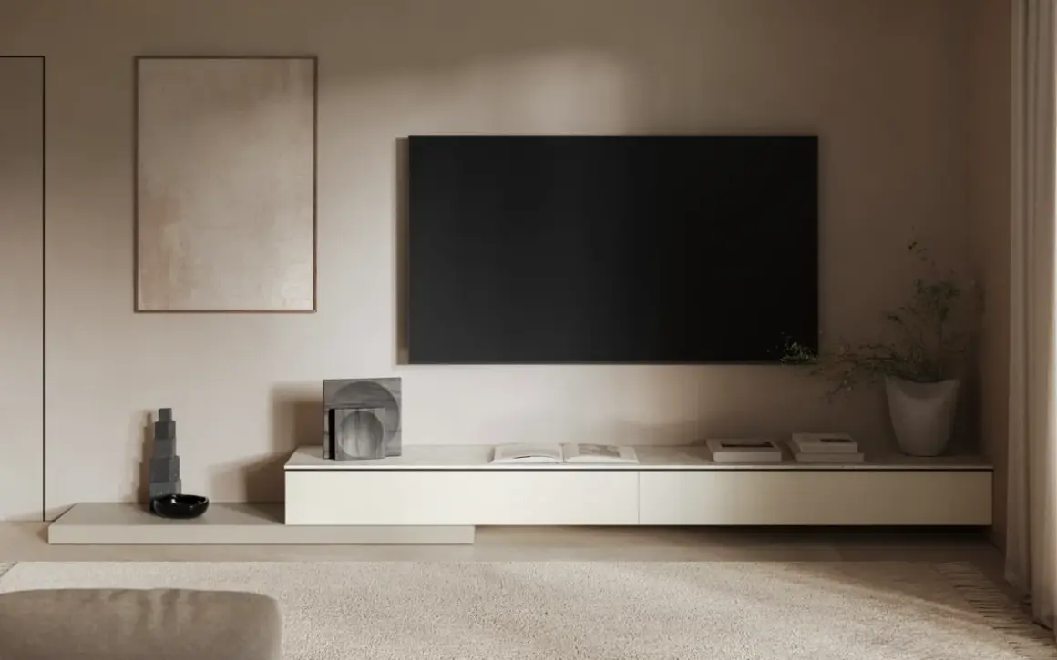 Parete attrezzata moderna con TV a schermo piatto, quadri astratti e complementi d'arredo minimalisti. Idee per arredare parete tv con stile.