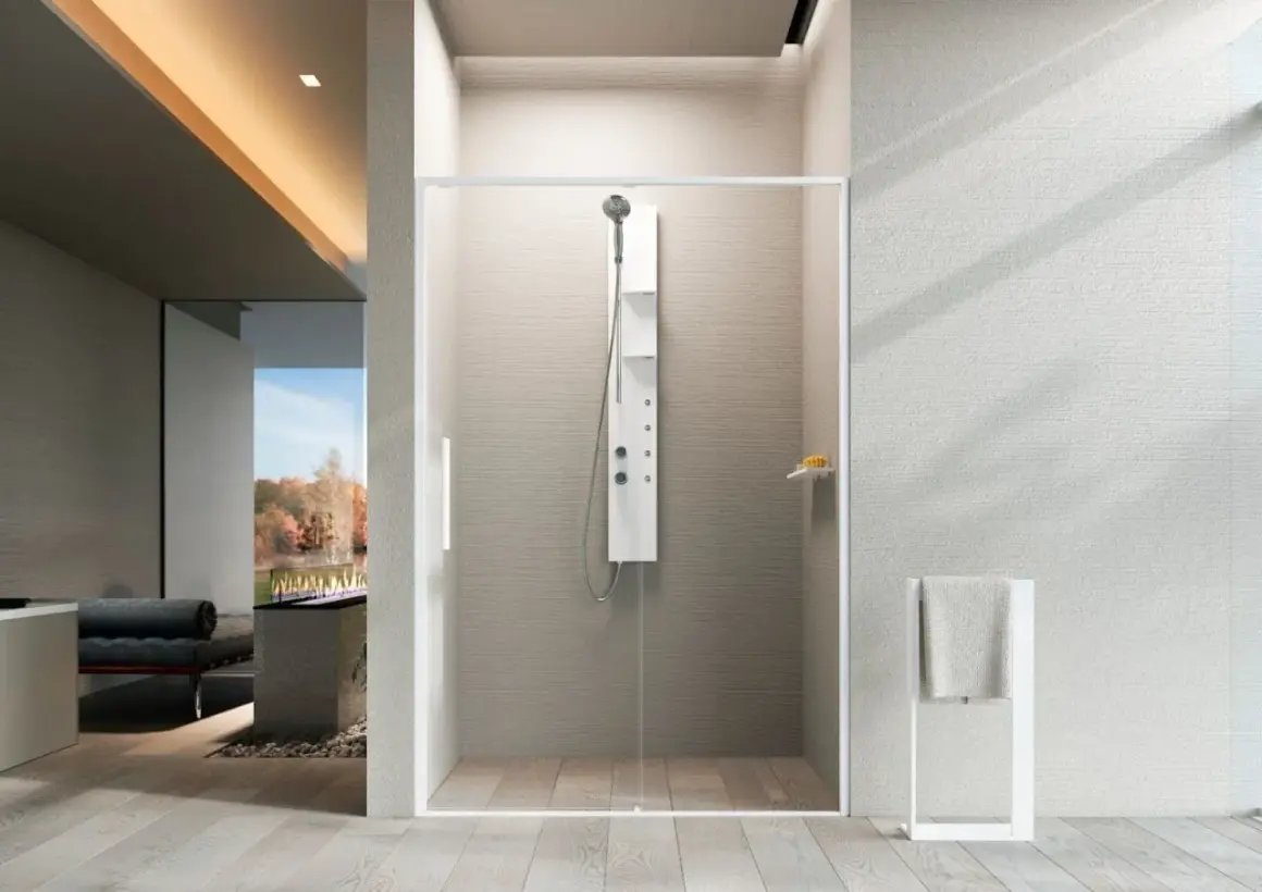 Doccia moderna con pannello idromassaggio e soffione a pioggia. Un esempio di idee doccia bagno per un ambiente rilassante.