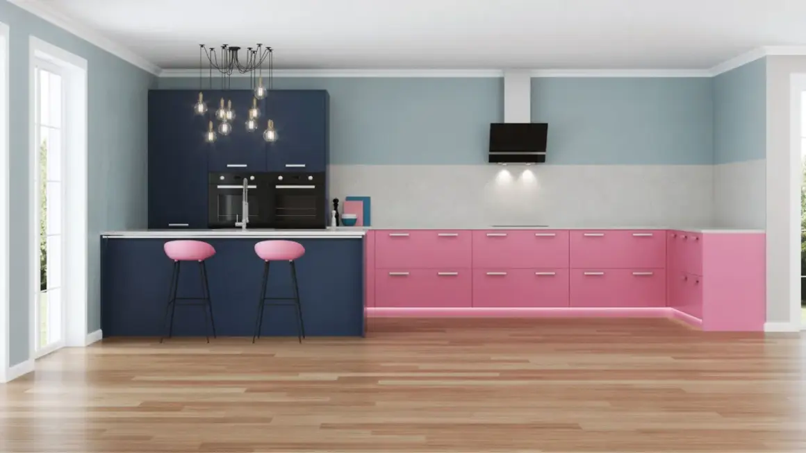 Moderna cucina con pensili blu scuro e basi rosa acceso. Due sgabelli rosa completano l'isola.