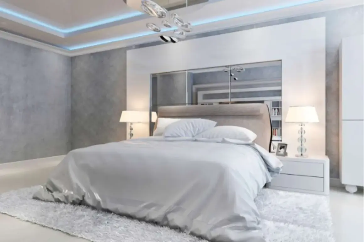 Testata letto moderna con pannelli in cartongesso e specchi, perfetta per idee camera da letto eleganti.