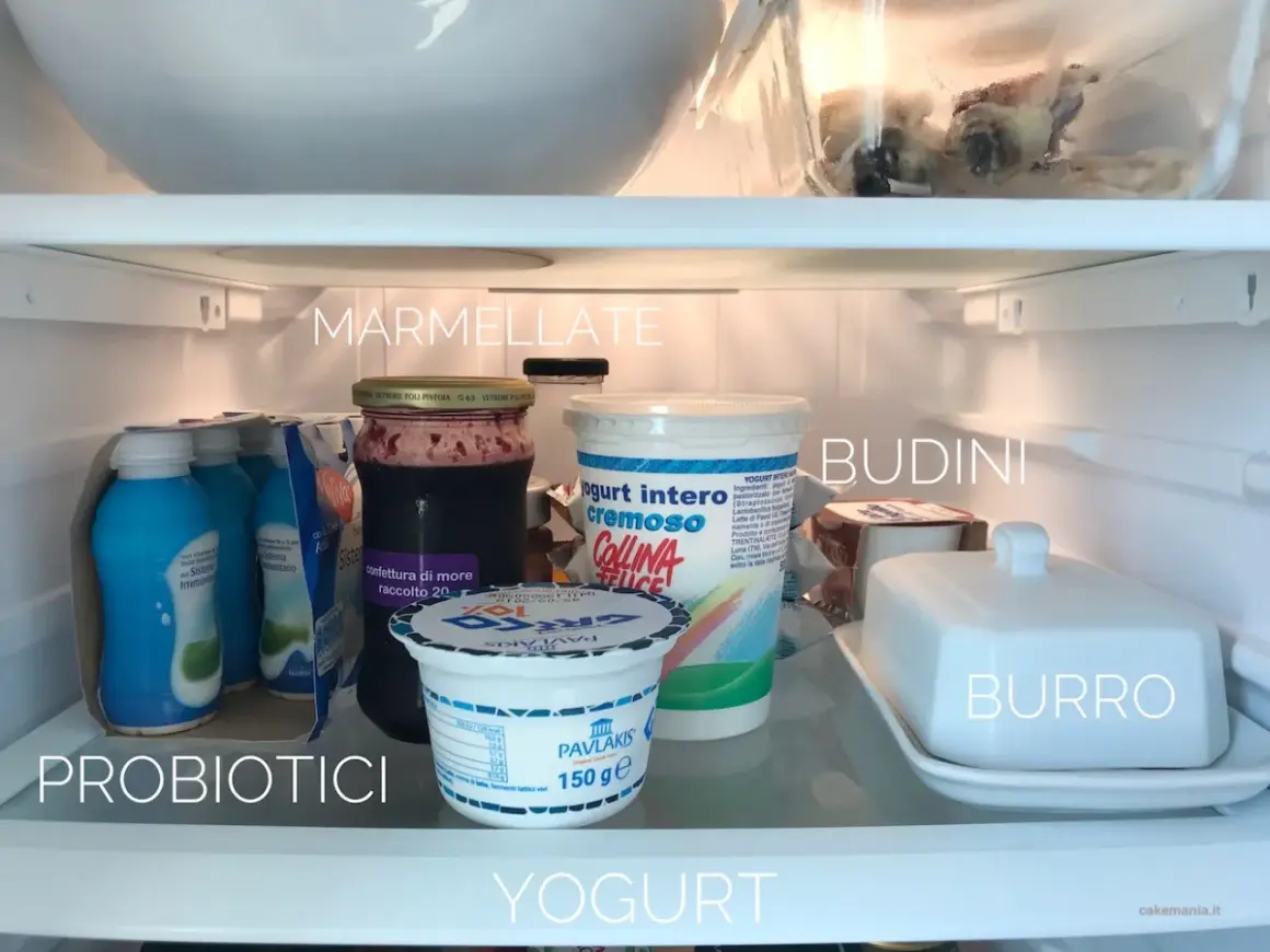 Ecco come organizzare il frigo: yogurt, probiotici, marmellate, budini e burro ben disposti per un facile accesso.