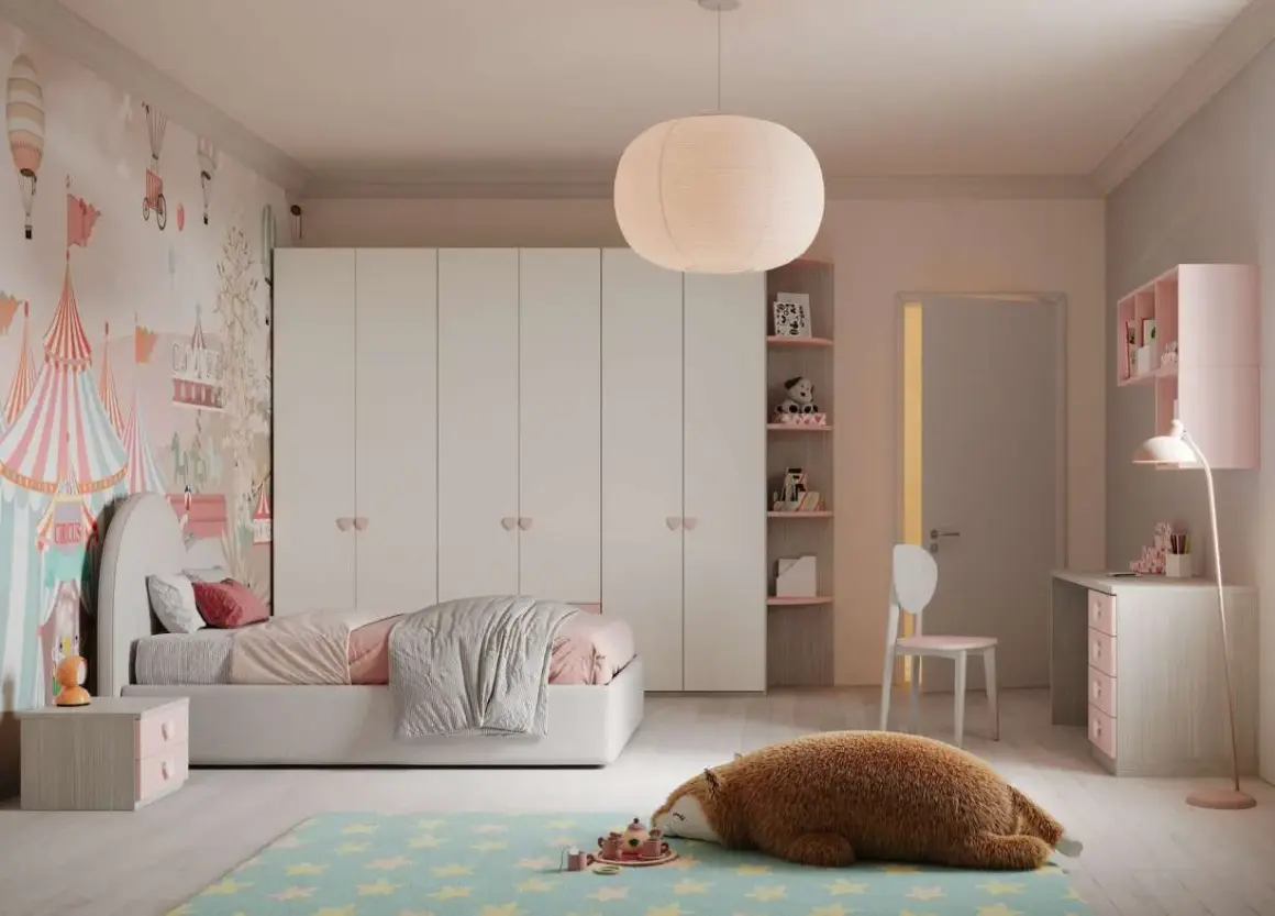 Camera ragazza aesthetic con carta da parati circense, letto rosa, armadio bianco e un peluche a forma di orso sul tappeto stellato.