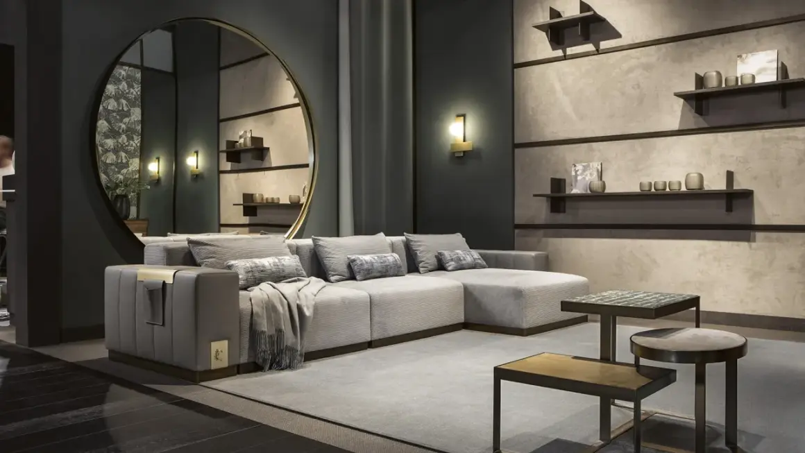 Moderne soluzioni parete dietro divano: un grande specchio rotondo e mensole minimaliste creano un ambiente elegante.