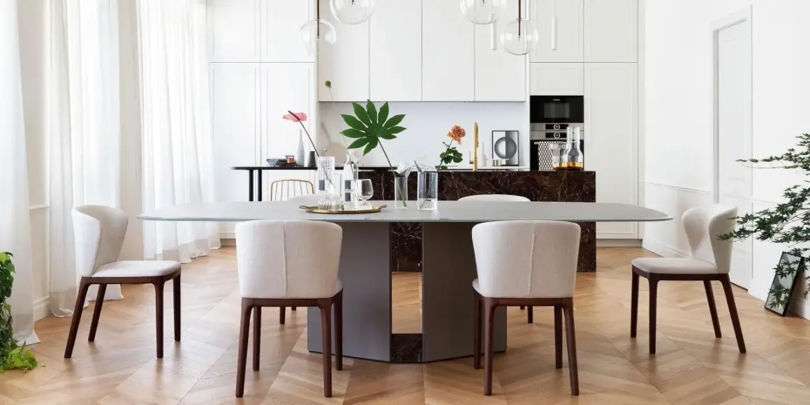 Un elegante tavolo da pranzo con sedie imbottite, parte di un progetto di casa in stile contemporaneo. La cucina moderna è visibile sullo sfondo.