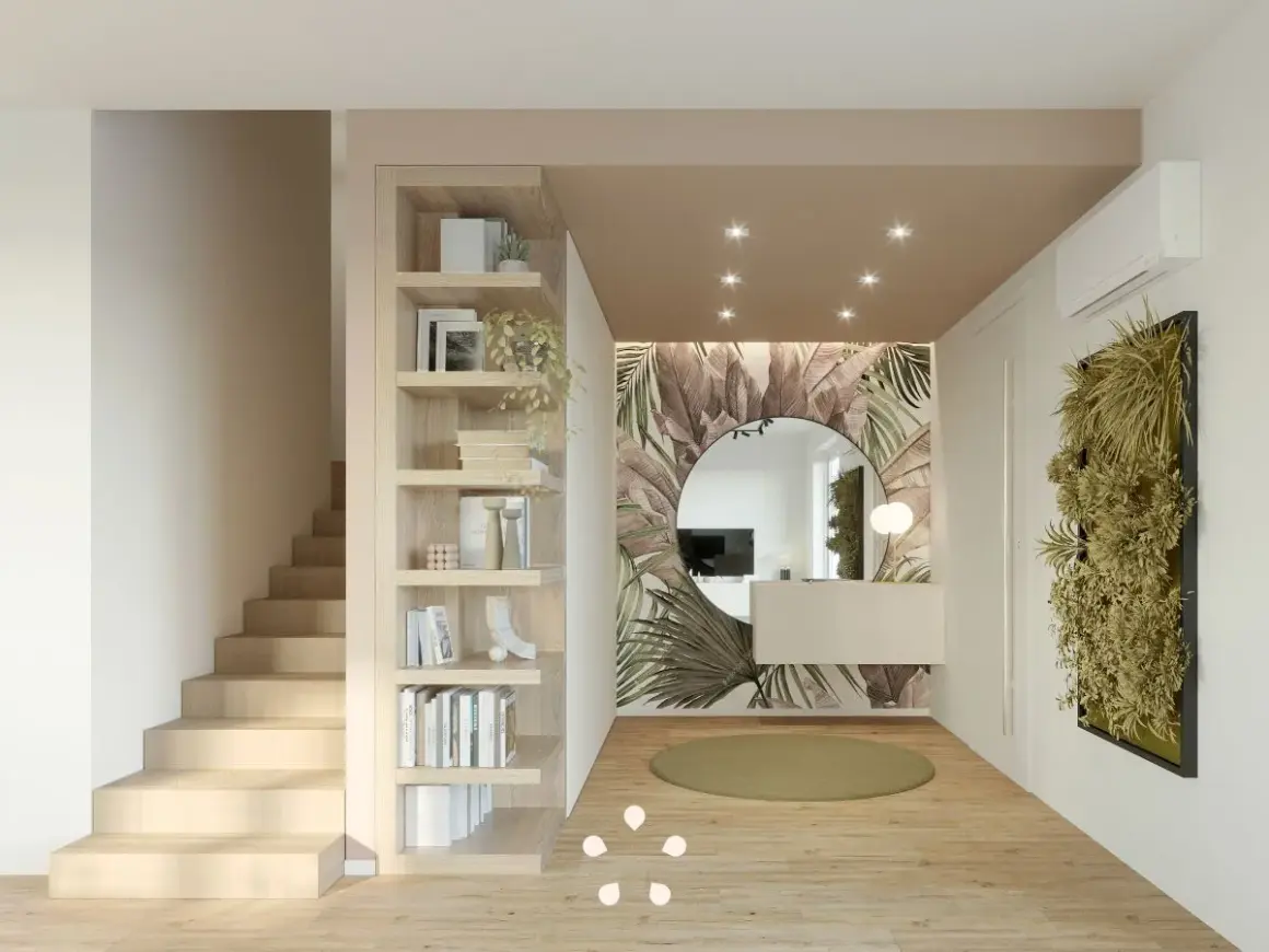 Ingresso casa con libreria in legno, specchio rotondo su carta da parati tropicale e parete verde. Idee d'arredo moderne e accoglienti.