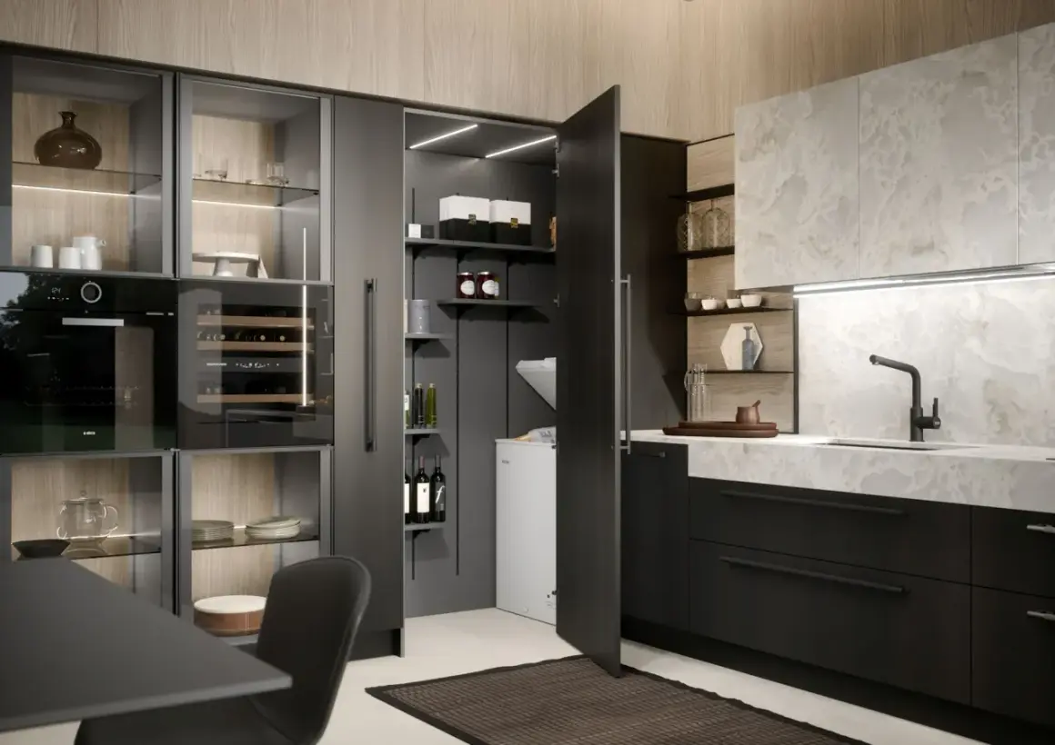 Un moderno angolo cucina con elettrodomestici integrati, una dispensa aperta e finiture eleganti.