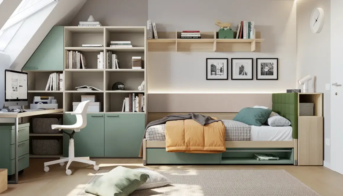 Soluzione moderna per arredare cameretta: letto con contenitore, scrivania, libreria e armadi verdi menta.