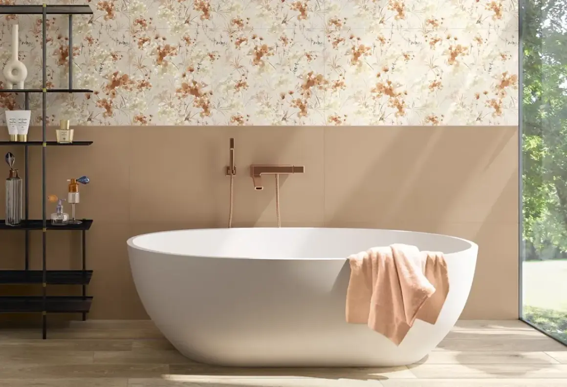 Bagno moderno con vasca freestanding e pareti decorate con eleganti maioliche floreali. Un'oasi di relax con idee bagno con maioliche.