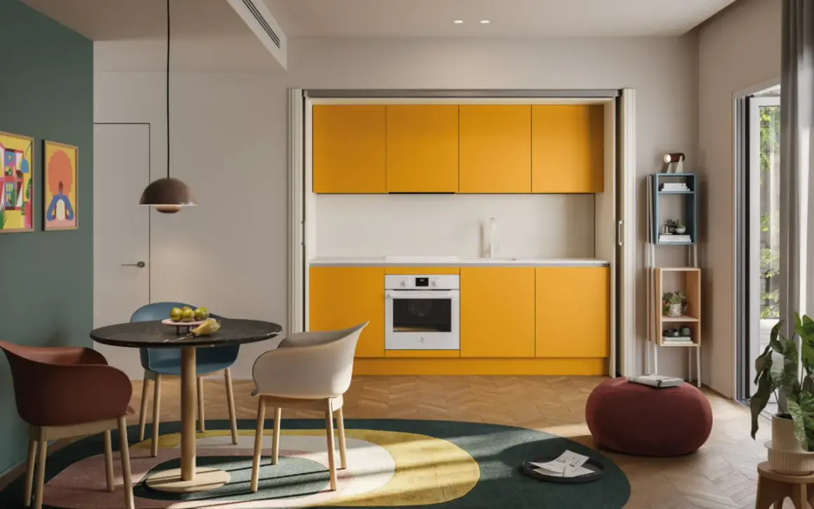 Una cucina piccola con mobili gialli vivaci, un tavolo rotondo con sedie colorate e un tappeto circolare.