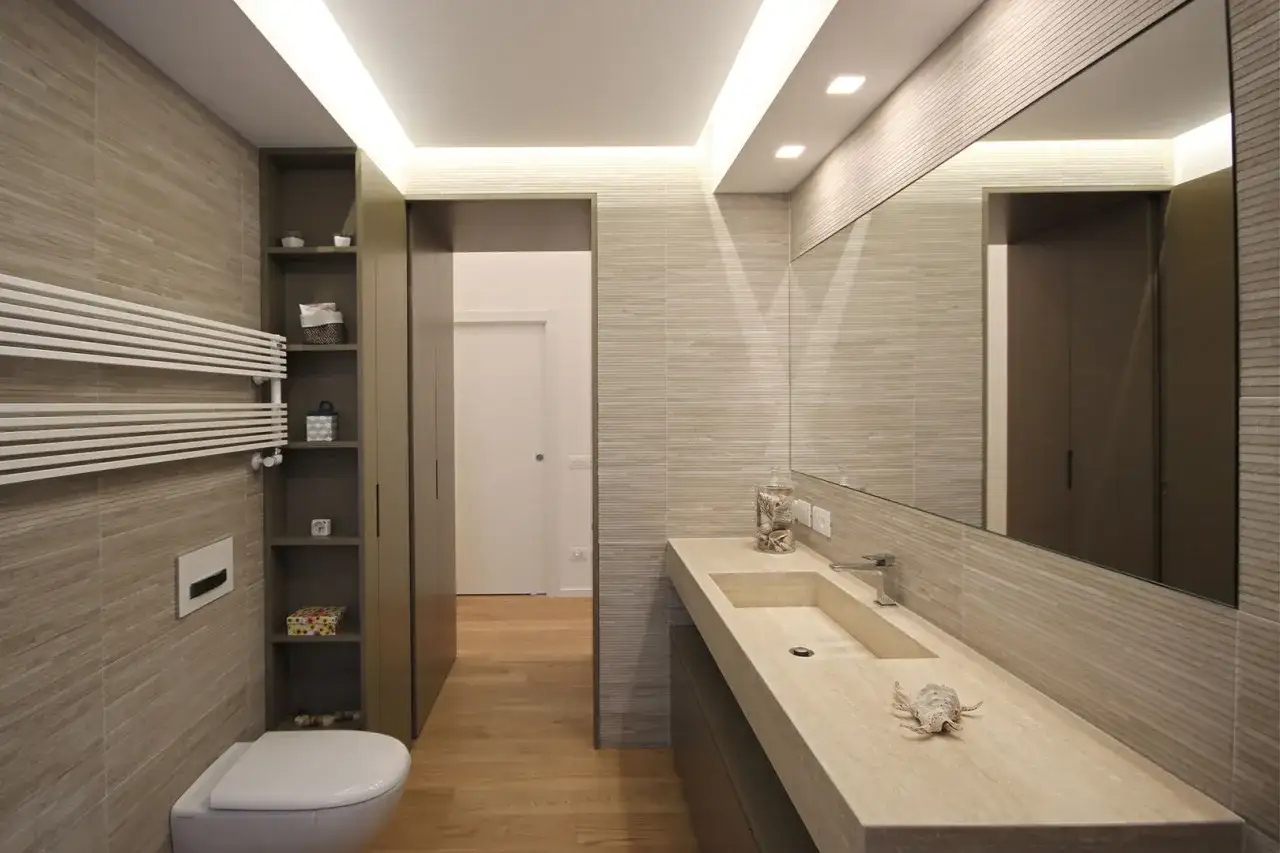 Piccolo antibagno idee: bagno moderno con lavabo integrato, specchio ampio, scaldasalviette e nicchie a giorno per riporre oggetti.