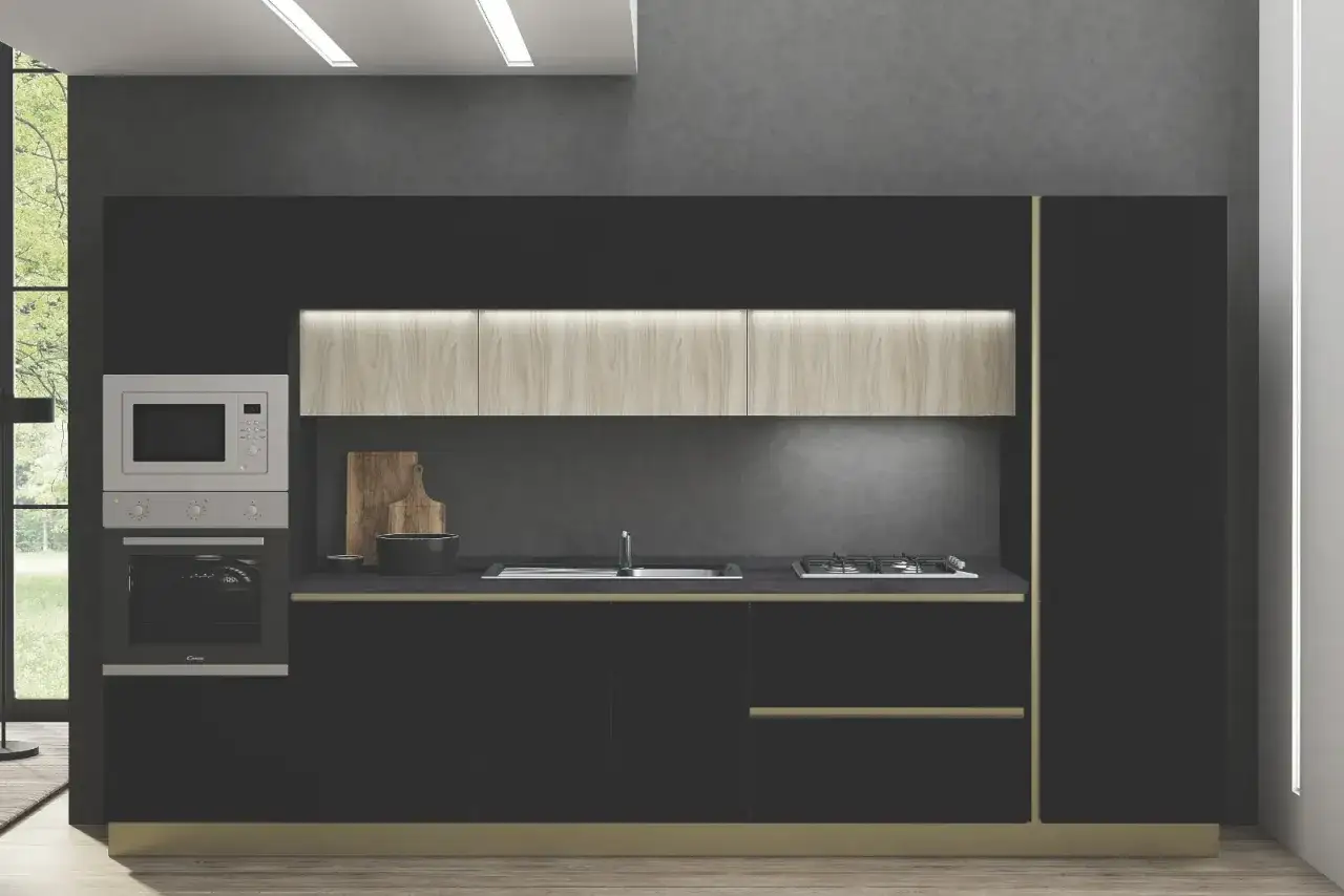 Moderna cucina tutta altezza con pensili in legno chiaro e base nera. Forno, microonde e piano cottura integrati.
