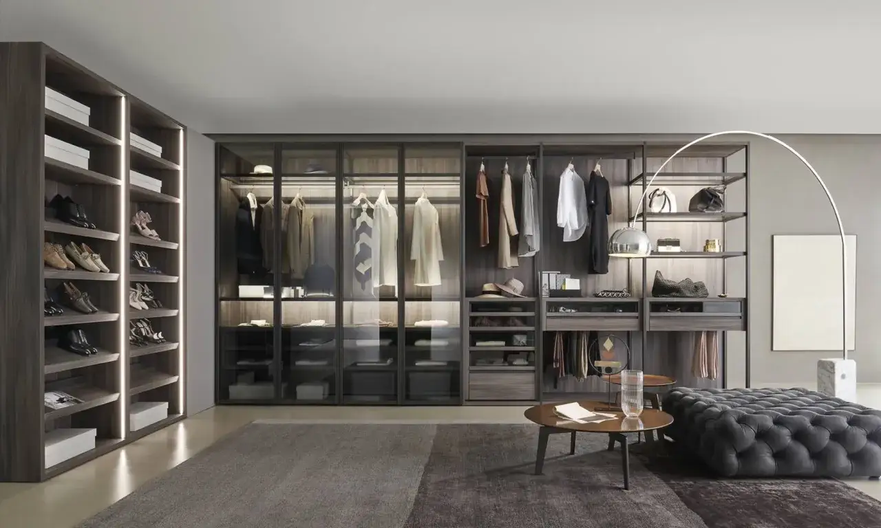 Armadio moderno e ordinato, ideale per chi ama il decluttering. Scarpe, vestiti e accessori ben organizzati.