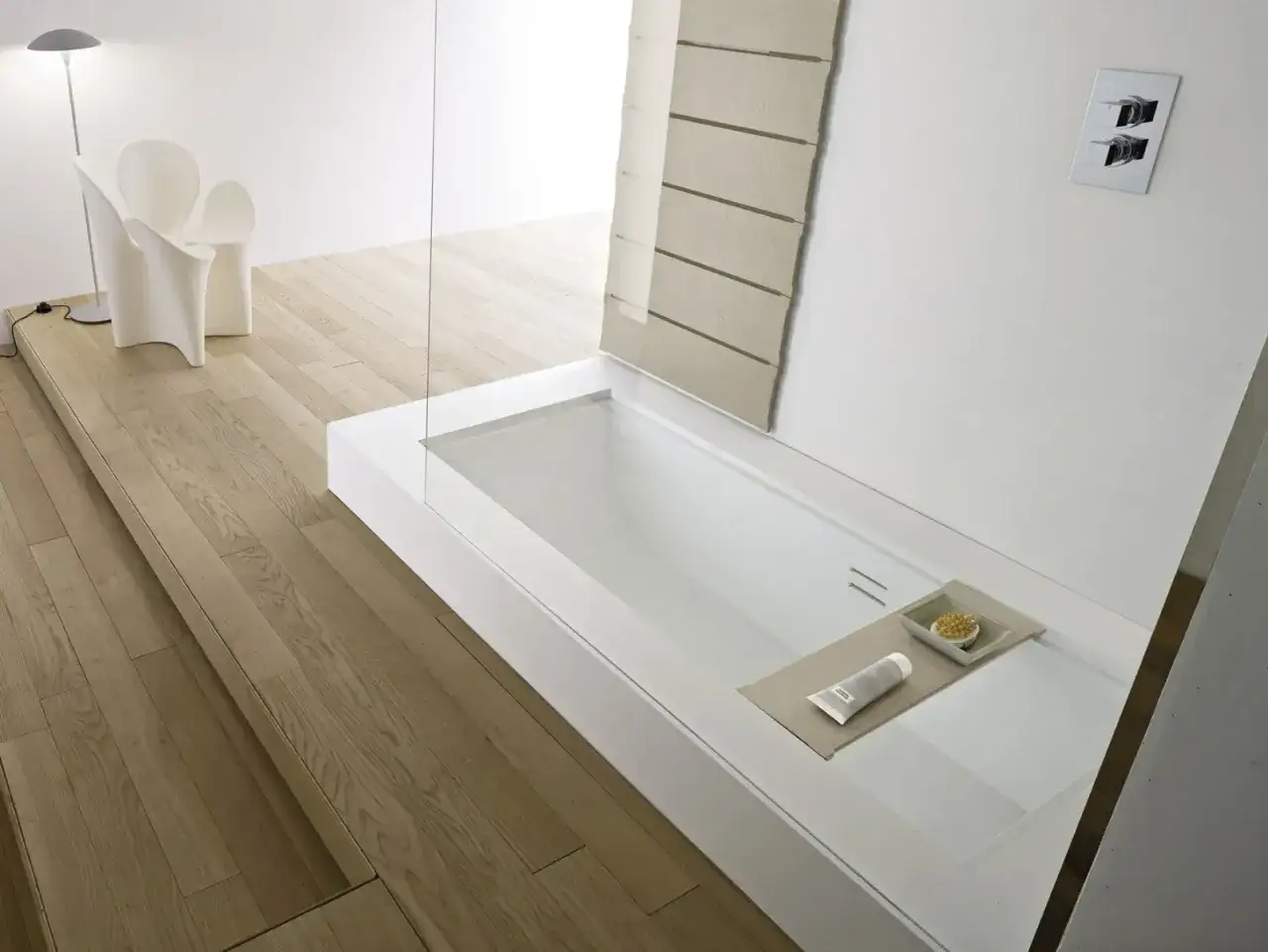 Bagno moderno con vasca e doccia integrate, pavimenti in legno e sedie di design.