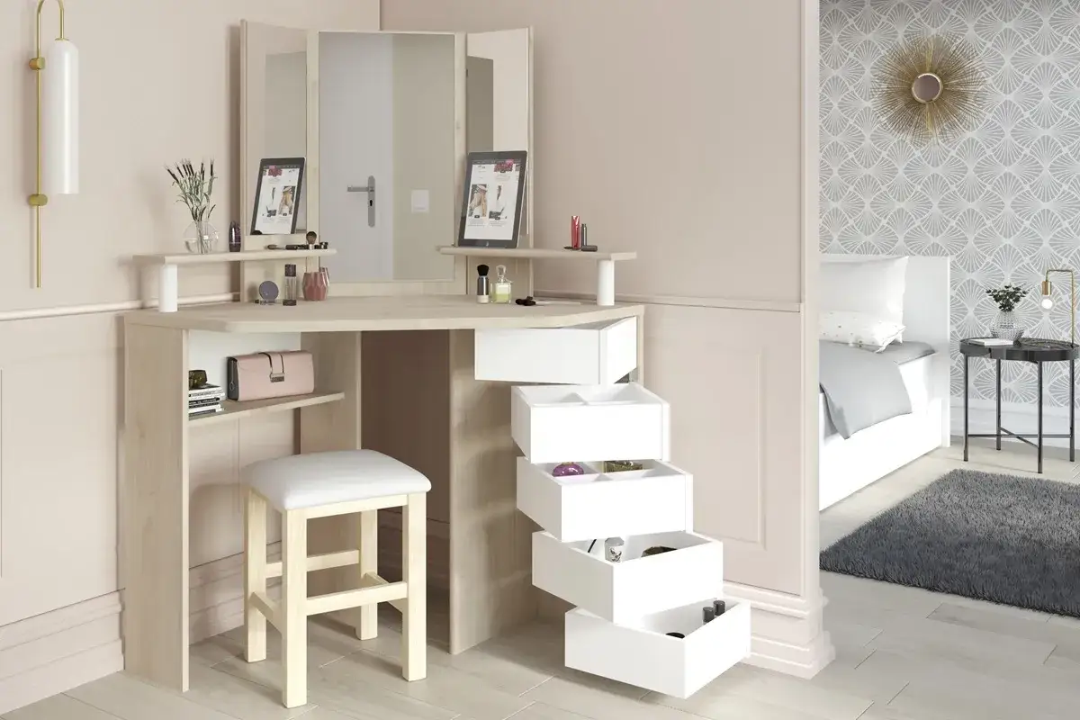 Bellissima postazione trucco angolare con specchio tripartito, sgabello e cassetti a vista. Perfetta per organizzare i tuoi prodotti e creare idee per il tuo spazio.