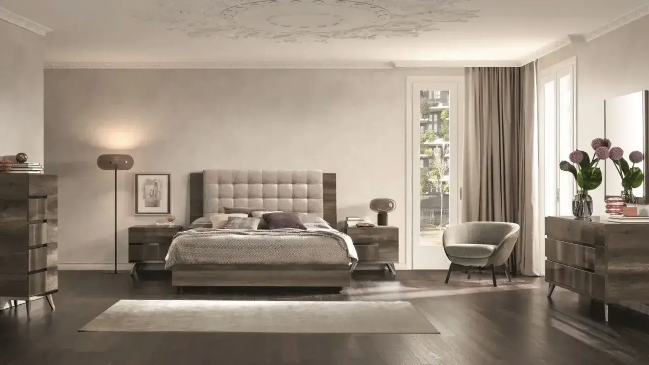 Camera da letto in stile moderno, con letto imbottito, comodini, cassettone e poltroncina. L'arredamento &egrave; pensato per un feng shui camera da letto armonioso.